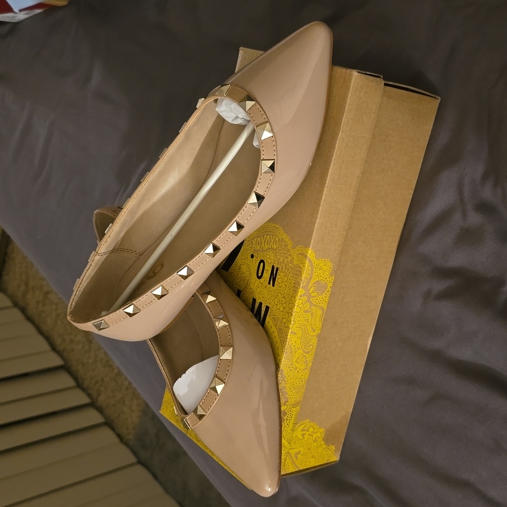 Nude gold flats